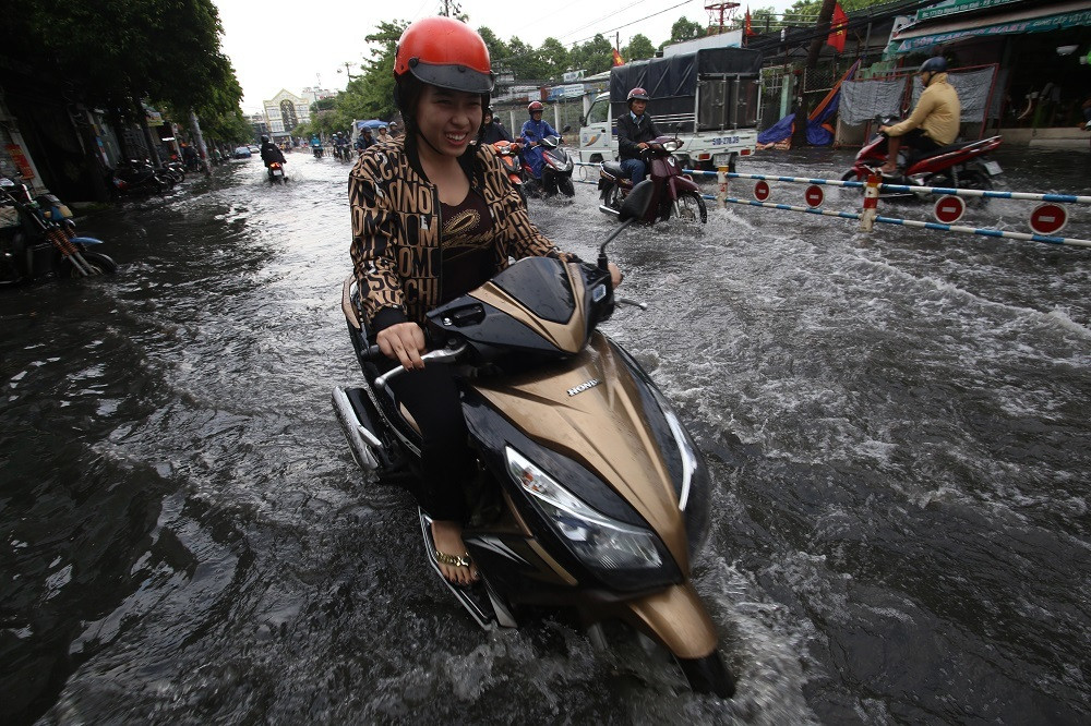 Theo người dân, từ sau Tết đến nay khu vực này mới xuất hiện cơn mưa lớn gây ngập như vậy. "Những ngày qua thời tiết luôn oi bức, nhiệt độ gần 40 độ C. Nay mưa lớn giúp giảm nhiệt, tiết trời mát mẻ"- chị Trần Thanh Thảo (ngụ quận Gò Vấp) chia sẻ