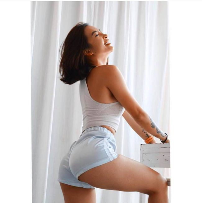 Trước khi bước vào bài tập, hãy chọn những trang phục phù hợp, thoải mái và có độ co giãn tốt, thấm hút mồ hôi... tạo điều kiện để bài tập đạt được hiệu quả tốt nhất. 