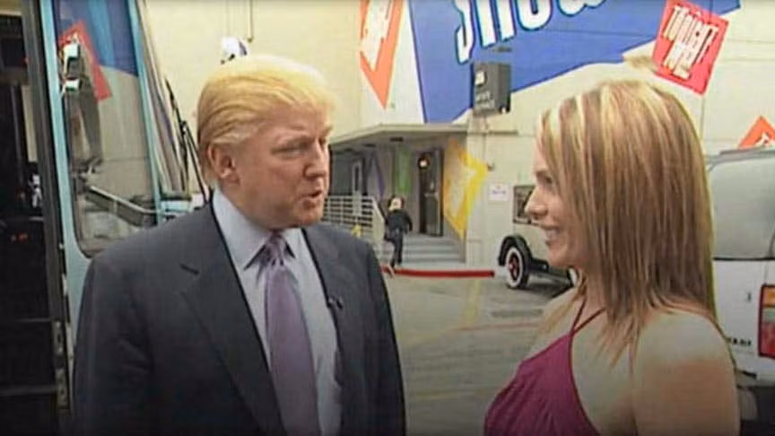 Hình ảnh trong đoạn video được tung ra trong giai đoạn “nóng”cuộc tranh cử tổng thống Mỹ, ghi lại việc ông Trump có những lời nói khiếm nhã về phụ nữ. Xì căng đan này làm hạ thấp uy tín của ông ngay trước thềm cuộc tranh luận trực tiếp với bà Hillary Clinton. Ảnh The Richest