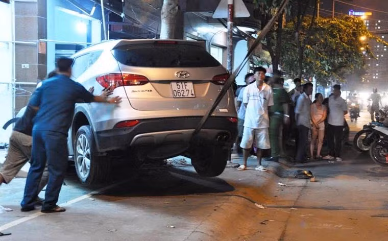 Đến sáng nay 9/12, lái xe đang bị Công an tạm giữ để phục vụ công tác điều tra. Bước đầu tài xế khai nhận do xe gặp sự cố kỹ thuật. Hiện nhà chức trách đang tiến hành trưng cầu giám định phương tiện để làm rõ.