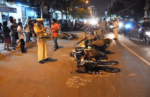 Oto tong hang loat nguoi xe, cuon 2 nu cong nhan vao gam