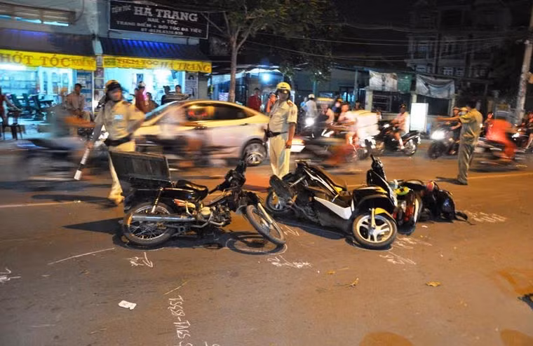 "Lúc đó trời đã chập tối, tôi và và một số người thân đang ngồi trước nhà thì thấy chiếc xe 7 chỗ đang chạy ra hướng đường Tô Ký với tốc độ rất nhanh rồi lao qua hướng ngược lại...", một người dân chứng kiến kể.