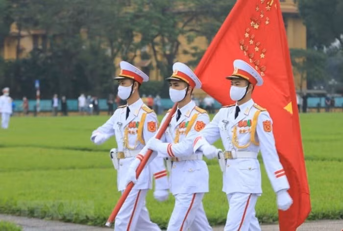 Dẫn đầu đoàn Thượng cờ là quân kỳ Quyết thắng.(Ảnh: Thành Đạt/TTXVN) 