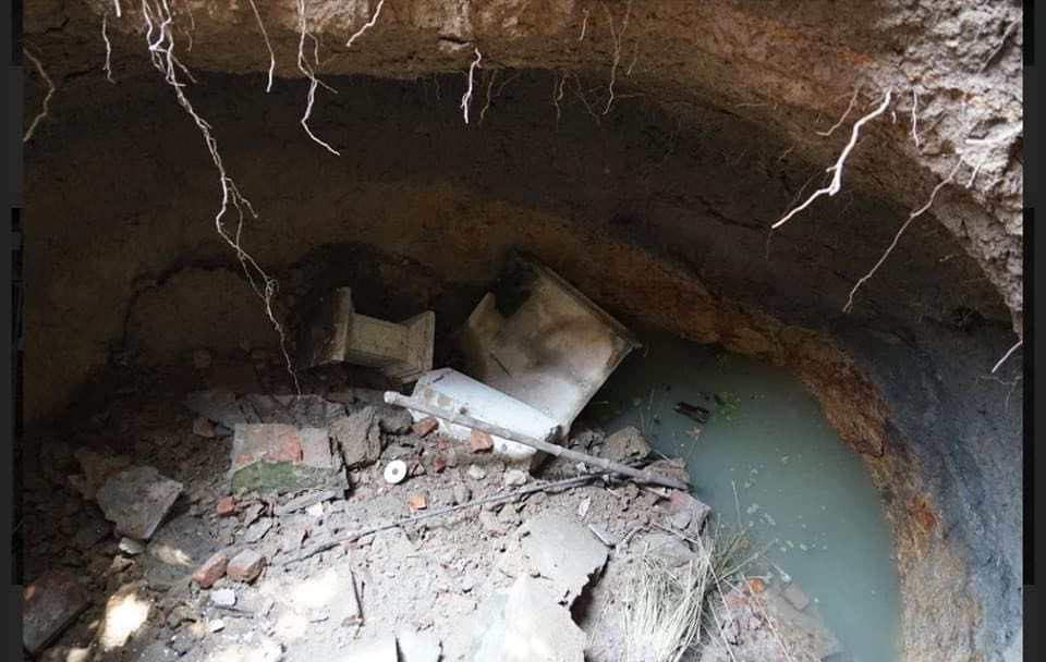 Ông Nguyễn Văn Vĩnh - Chủ tịch UBND xã Nam Phương Tiến (huyện Chương Mỹ, Hà Nội) cho biết, trên địa bàn vừa xuất hiện một “hố tử thần” trong nhà ở thôn Nam Hài, khiến người dân hoang mang. 