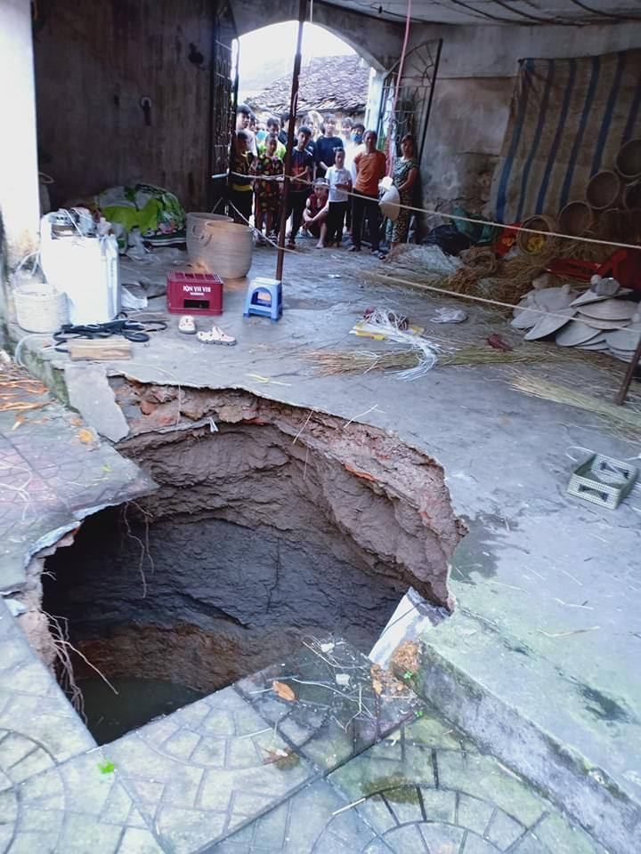 Hiện địa phương đang đề nghị Phòng Tài nguyên - Môi trường huyện Chương Mỹ vào cuộc để tìm hiểu nguyên nhân vụ việc. 