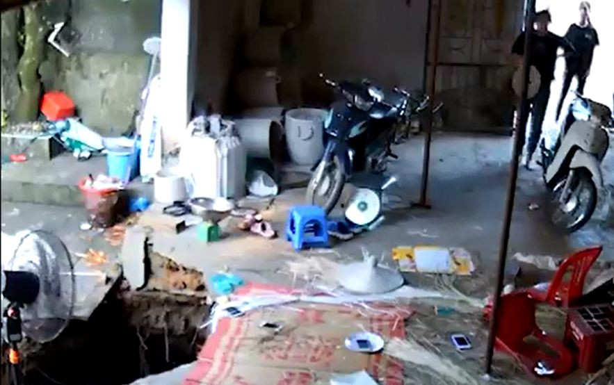 Hiện vụ hố tử thần bất ngờ xuất hiện suýt 'nuốt chửng' 6 người ở Hà Nội đang được cơ quan chức năng điều tra, làm rõ.