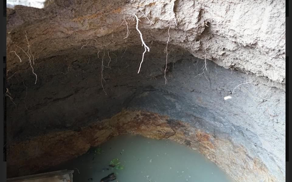 Theo lãnh đạo UBND xã Nam Phương Tiến, hố sâu có đường kính rộng khoảng 2,5 m, sâu gần 5 m.