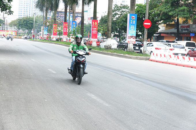 Ngay dau nghi le 30/4, dan do ve que, duong pho Ha Noi do 