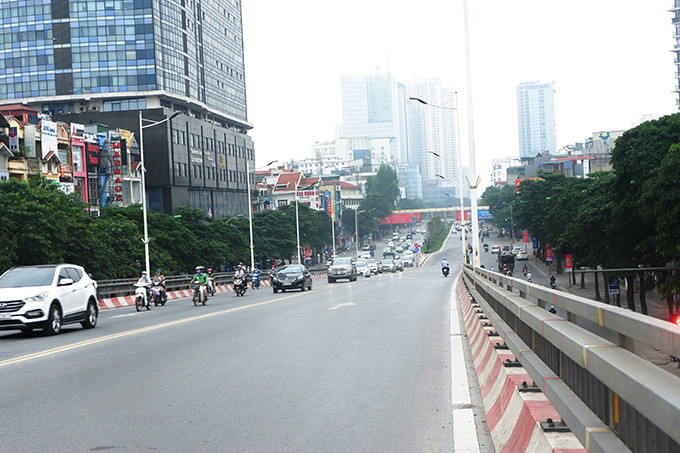 Phương tiện lưu thông qua cầu vượt Nguyễn Chí Thanh - Trần Duy Hưng dễ dàng vào giờ cao điểm.