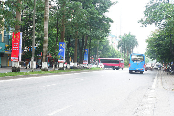 Ngay dau nghi le 30/4, dan do ve que, duong pho Ha Noi do 