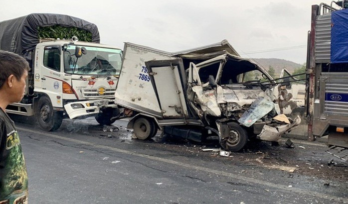 Ngay dau nghi le co 14 nguoi chet, bi thuong 12 nguoi do tai nan giao thong