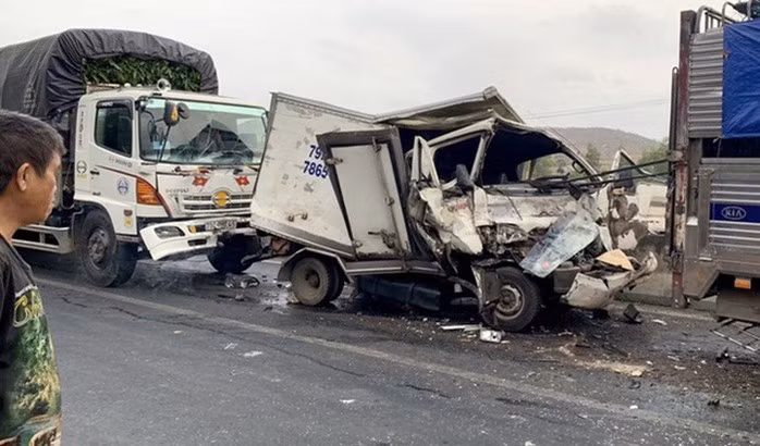 Ngay dau nghi le co 14 nguoi chet, bi thuong 12 nguoi do tai nan giao thong