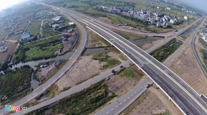 Sáng 10/1, 4 km đoạn giao với đường Mai Chí Thọ, An Phú (quận 2) đến nút giao vành đai 2, quận 9 (tốc độ thiết kế 80 km/h, 4 làn xe, rộng 26,5m) sẽ được đưa vào sử dụng. Trong ảnh, đoạn đường 4 km sắp được thông xe sẽ kết nối với cầu vượt tại nút giao vành đai 2 để đi Long Thành-Dầu Giây và 2 nhánh ra vào hai bên cầu. Sáng 10/1, 4 km đoạn giao với đường Mai Chí Thọ, An Phú (quận 2) đến nút giao vành đai 2, quận 9 (tốc độ thiết kế 80 km/h, 4 làn xe, rộng 26,5m) sẽ được đưa vào sử dụng. Trong ảnh, đoạn đường 4 km sắp được thông xe sẽ kết nối với cầu vượt tại nút giao vành đai 2 để đi Long Thành-Dầu Giây và 2 nhánh ra vào hai bên cầu.