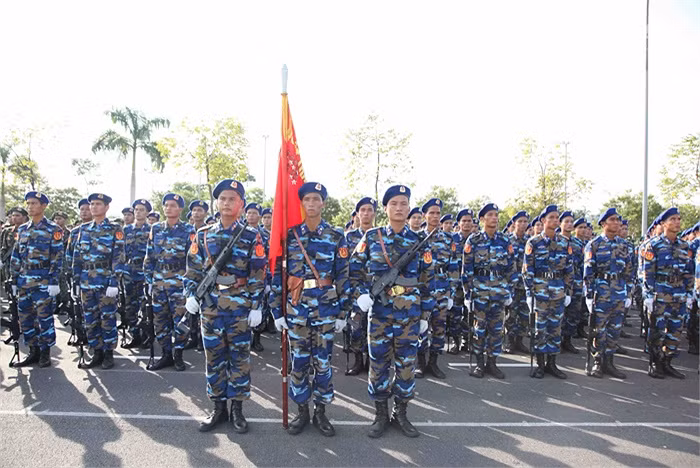 Thượng tướng Mai Quang Phấn, Ủy viên Trung ương Đảng, Phó chủ nhiệm Tổng cục chính trị đến thăm, kiểm tra, tặng quà và động viên cán bộ, chiến sĩ tham gia diễu binh, diễu hành.