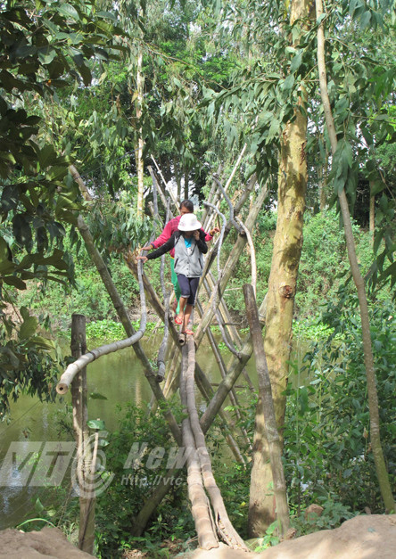 Hai cot khong dau duoi nen nha to cao thay bua ac doc