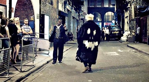 Hai chàng ca sĩ điển tranh cũng diện những chiếc áo khoác blazer phom dài trong MV của mình.