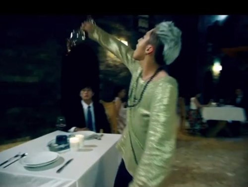 ... thì trong MV của Sơn Tùng cũng có chi tiết tương tự.