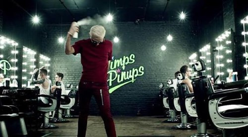 Chi tiết keo xịt tóc xuất hiện trong cả hai MV.