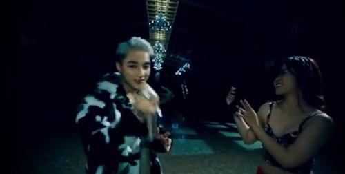 Cách đi đứng, chạy nhảy, tạo dáng... của Sơn Tùng của khiến người xem liên tưởng đến idol xứ Hàn. 