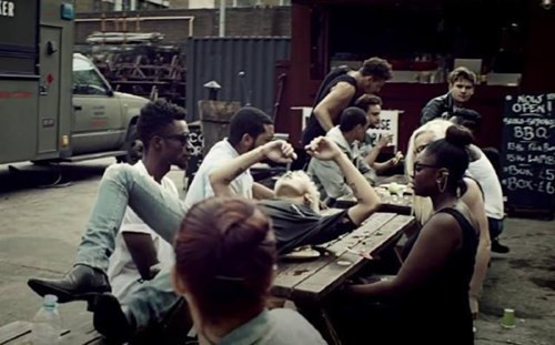 G-Dragon nằm lên bàn tiệc.