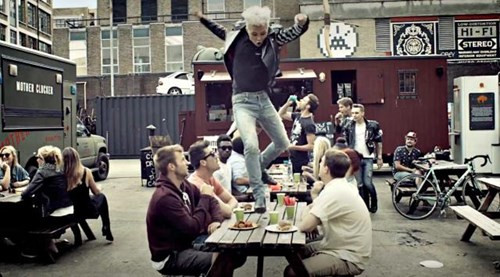 Về tình tiết, trong MV có cảnh anh chàng đi phá đám một bữa tiệc...