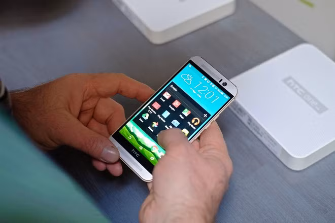 HTC One M9 - 32 GB (16,99 triệu đồng) Người dùng trong nước hiện chỉ có thể đặt trước sản phẩm HTC One M9, trước khi nhận máy vào những ngày cuối tháng 4. One M9 là một trong những chiếc smartphone có thiết kế đỉnh cao nhất hiện nay.