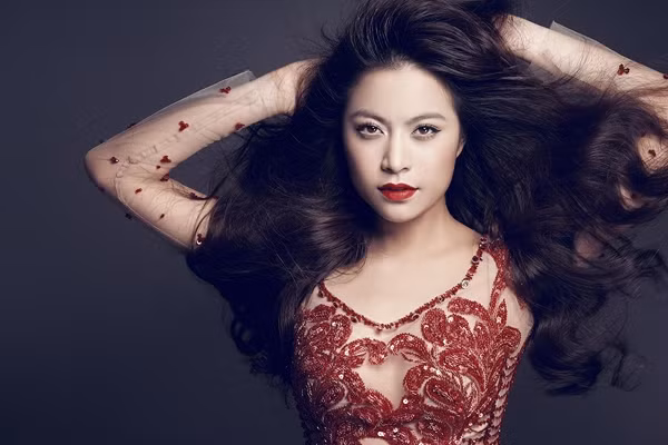 Ánh mắt "chết người" thuộc về Hoàng Thùy Linh, đôi mắt to tròn của cô có sức thu hút và quyến rũ đến lạ thường.