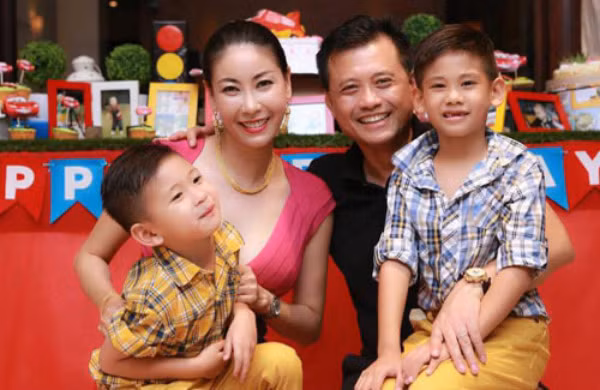 Hai vợ chồng cùng hai cậu nhóc kháu khỉnh thường xuyên có những chuyến du lịch bên nhau.