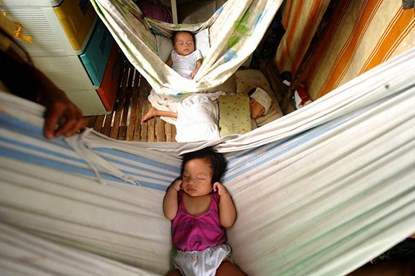 Ngay phía trên những em bé đáng yêu vẫn đang say giấc ngủ trên những chiếc võng.