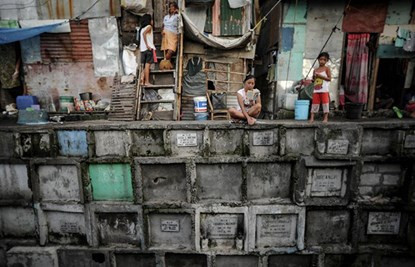 Trong vài thập kỷ qua, sự mở rộng nhanh chóng của dân số nơi đây đã khiến nhiều ngôi nhà ổ chuột không còn đủ sức chứa nữa. Thay vào đó chỉ đơn giản là cắm trại giữa các bia mộ là những người dân bần cùng đã có một "nơi ăn chốn nghỉ" của mình. Trong ảnh là một bé gái vô tư ngồi đọc sách ngay trên nóc những cỗ quan tài bằng bê tông.