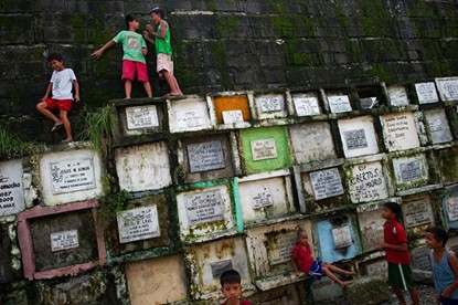 Bọn trẻ vẫn nô đùa vô cùng thoải mái