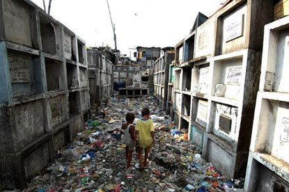 Bên dưới những hành lang ngăn cách các lô cốt quan tài tràn ngập rác thải...