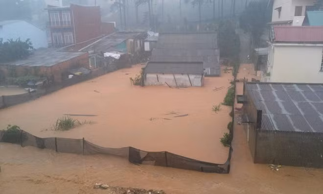 Thanh nien dung cam giai cuu gia dinh khoi lu lon