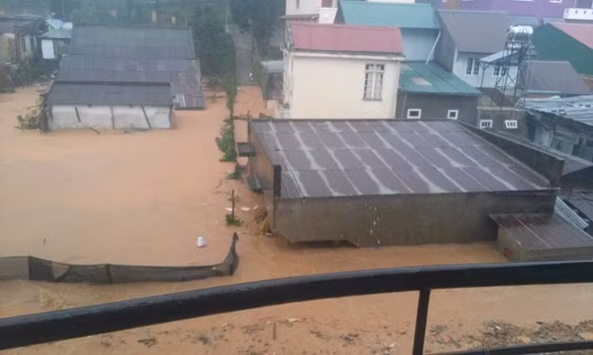 Thanh nien dung cam giai cuu gia dinh khoi lu lon-Hinh-2