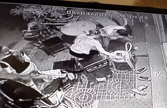 Dai gia bi tat axit ngay truoc san nha-Hinh-2