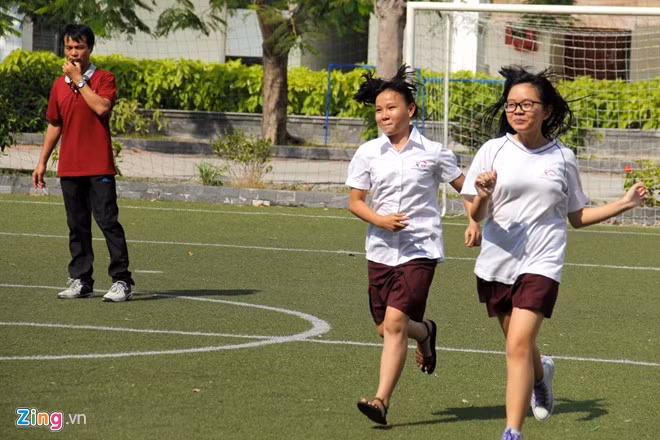 Thầy Chu Xuân Nghĩa, giáo viên thể dục chia sẻ, Phương rất năng động.