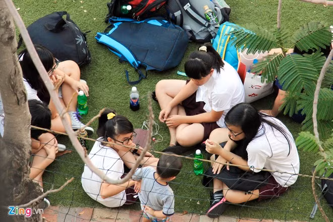 Sau giờ học, em nghỉ ngơi trò chuyện cùng các bạn. Bố Phương cho biết, em ở cùng phòng với các anh chị khối 12.