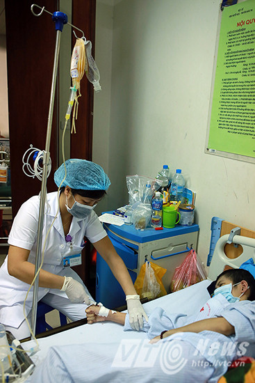 Sau khi trải qua rất nhiều quy trình chuyên môn nghiêm ngặt cuối cùng đơn vị máu đó được truyền tới tay người bệnh.