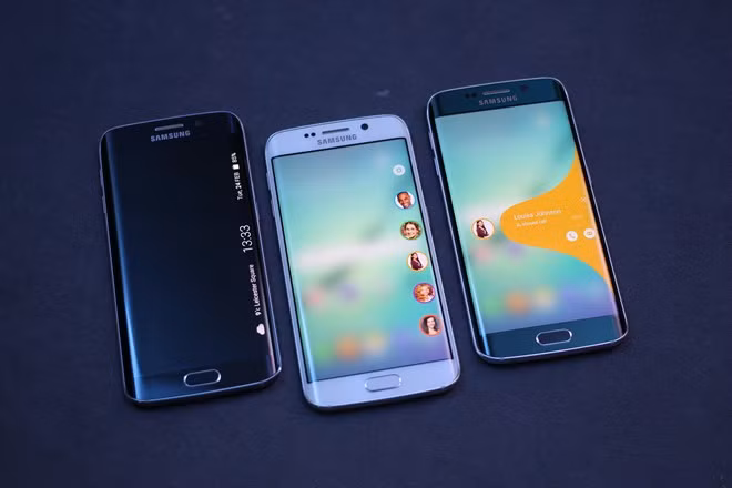 Samsung Galaxy S6 Edge - 32 GB (19,99 triệu đồng) Samsung có xu hướng ra smartphone theo cặp. Lần này, họ trình làng một bản màn hình cong của S6 có tên S6 Edge. Nó được đánh giá là chiếc smartphone sáng tạo nhất từ trước đến nay của gã khổng lồ đến từ Hàn Quốc.