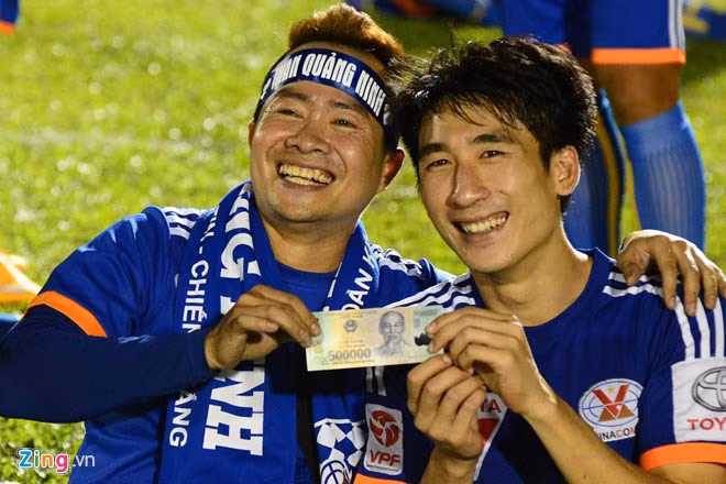 Tien thuong cho cau thu Viet va nhung chuyen khoc cuoi