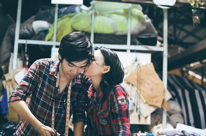 Một ngày làm việc của Ngọc Lan và Hoàng Anh bắt đầu từ 9h sáng đến tận 10h đêm tại chợ vải, xưởng in, xưởng may. Họ cùng nhau ấp ủ ước mơ xây dựng một hướng đi mới trong ngành thời trang Việt Nam.