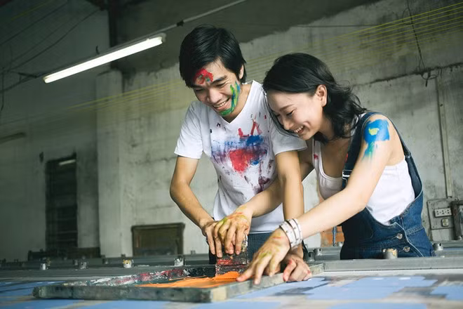 Cặp đôi cùng đưa ra ý tưởng chụp hình chỉ trong 2 buổi, chuẩn bị trong 2 ngày, chọn 6 địa điểm quen thuộc và tiến hành kế hoạch. Bắt đầu từ xưởng in của một người bạn cùng lập nghiệp với Lan và Anh trong 6 năm, tiếp đến là xưởng của người cô đã giúp họ hiểu hơn về ngành may hàng xuất khẩu, chợ Tân Bình, trường Hoa Sen, nơi biết nhau và tình yêu bắt đầu..