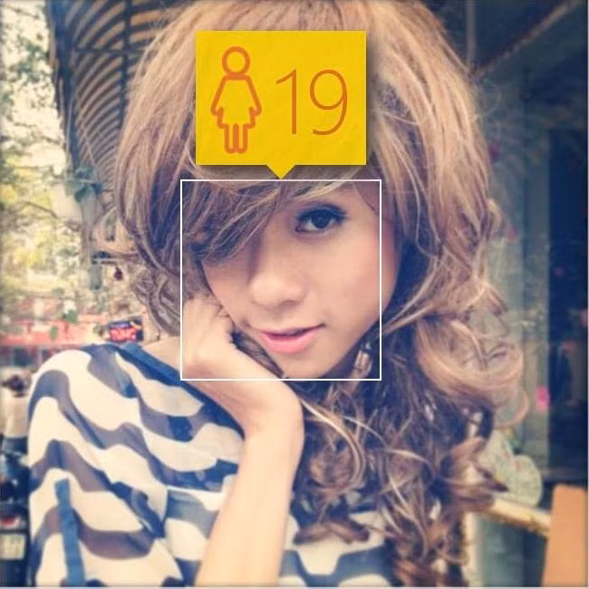 Trong bức ảnh khác, Vương Anh trẻ ra 15 tuổi khi khoác lên mình bộ trang phục giả gái.