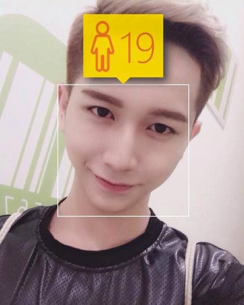 Ngay sau trào lưu nhắn tin "Em yêu anh", cộng đồng mạng Việt tiếp tục xôn xao với ứng dụng mới mang tên How - old ( phần mềm đoán tuổi dựa trên những bức ảnh). Đi đầu phong trào là hot boy Đỗ Hoàng Dương. Tuy nhiên, ngay khi sử dụng, 9X này tỏ ra hụt hẫng vì số tuổi dự đoán chênh lệch thực tế đến 3 tuổi.