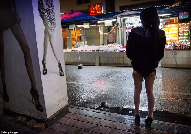 Tại Trung Quốc, các “nữ hoàng trang điểm” xuất hiện ngày càng nhiều bên cạnh những quan điểm cởi mở hơn của dư luận về vấn đề giới tính.