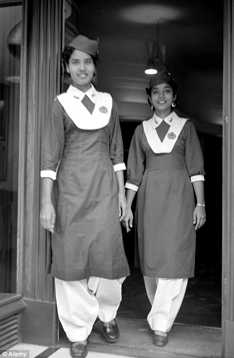 Tiếp viên hàng không mặc gì vào 50 năm trước? - Hình 3 Tiep vien hang khong mac gi vao 50 nam truoc?-Hinh-3