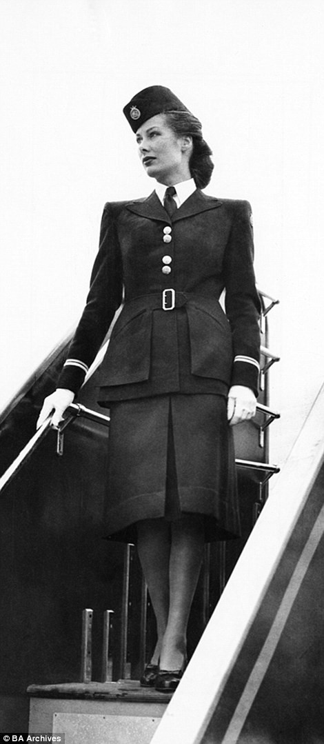 Tiếp viên hàng không mặc gì vào 50 năm trước? - Hình 2 Tiep vien hang khong mac gi vao 50 nam truoc?-Hinh-2