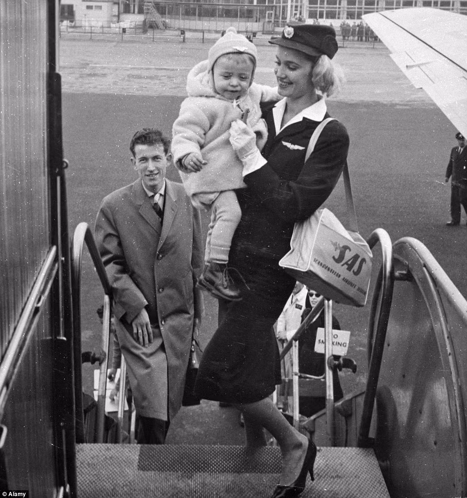 Tiep vien hang khong mac gi vao 50 nam truoc?-Hinh-7