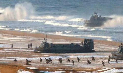 Binh sĩ Triều Tiên tập trận cùng tàu đổ bộ tại địa điểm chưa xác định. Ảnh: NK News.