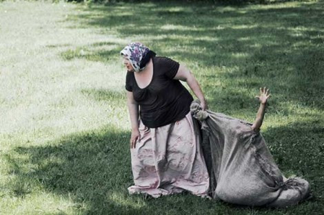 Con người không thể tồn tại được nếu thiếu cộng đồng. Là bố mẹ, chúng ta cần mang lại cho con những ý tưởng, kiến thức và những trải nghiệm, dạy cho con cách có thể “bơi” trong xã hội và tự mình đối phó với những thử thách của cuộc sống. Ảnh: Đôi khi những người mẹ cảm thấy chán ghét những đứa trẻ và muốn bỏ chúng đi...